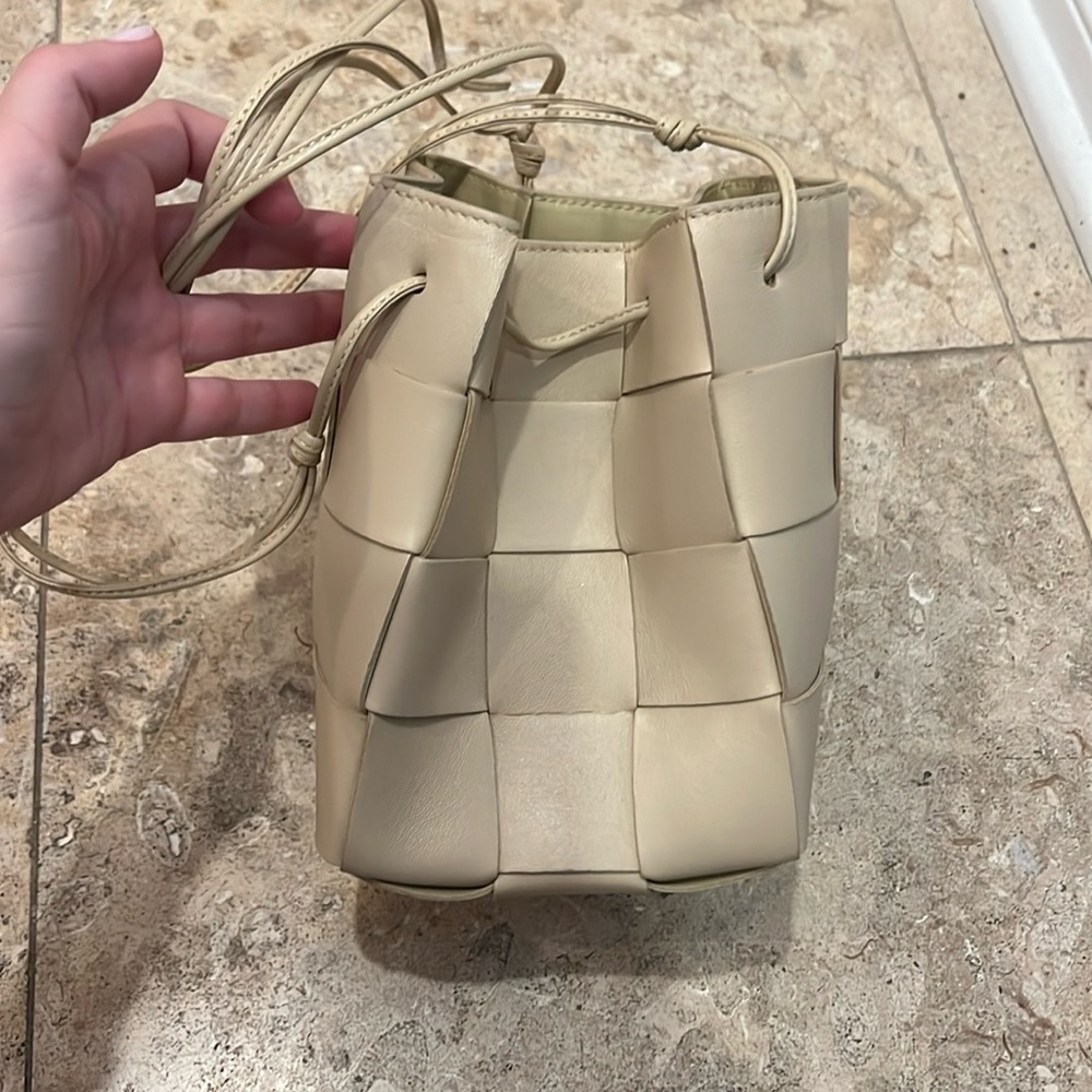 Bottega veneta cassette small intercciato leather bucket bag